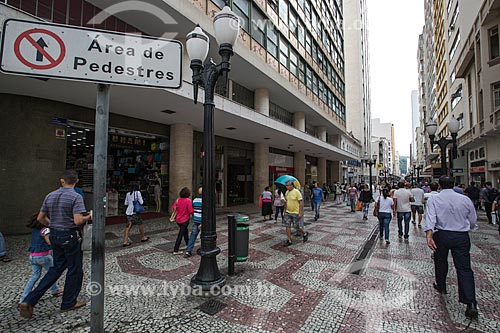  Pedestrians - Halfeld Street boardwalk  - Juiz de Fora city - Minas Gerais state (MG) - Brazil