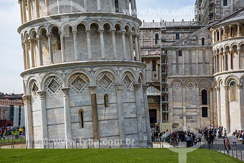  Detail of the torre pendente di Pisa (1174) - the leaning tower of Pisa is bell tower of Pisa Cathedral  - Pisa city - Pisa province - Italy