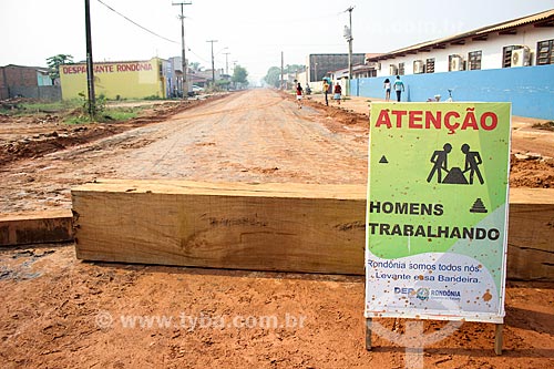  Plaque that says: man at work during sanitation building and street paving  - Cujubim city - Rondonia state (RO) - Brazil