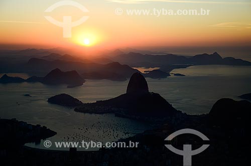  View of the dawn at Sugar Loaf from Christ the Redeemer  - Rio de Janeiro city - Rio de Janeiro state (RJ) - Brazil