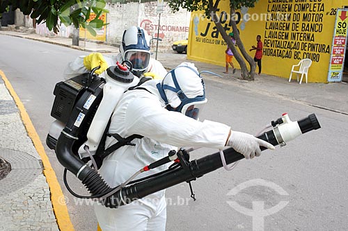  Labourers of Recife City Hall with portable cold fogging machine - combat to yellow fever mosquito (Aedes aegypti)  - Recife city - Pernambuco state (PE) - Brazil