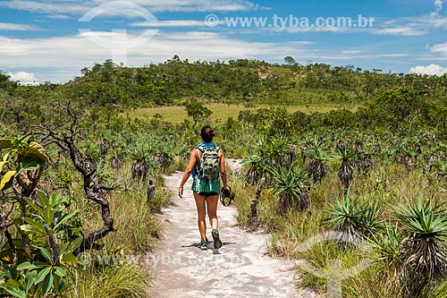  Woman - trail to Janela Mirante (Window Mirante) - Chapada dos Veadeiros National Park  - Alto Paraiso de Goias city - Goias state (GO) - Brazil