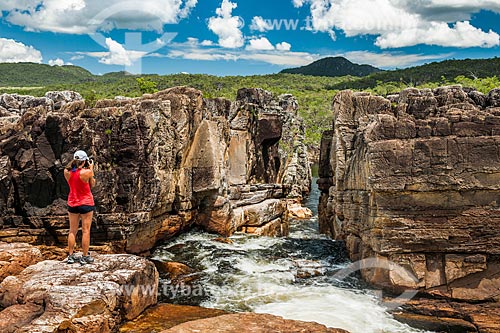  Tourists photographing the landscape from the 2 Canyon - Chapada dos Veadeiros National Park  - Alto Paraiso de Goias city - Goias state (GO) - Brazil