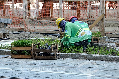  Labourers - construction site for implementation of the VLT (light rail Vehicle) on Rio Branco Avenue  - Rio de Janeiro city - Rio de Janeiro state (RJ) - Brazil