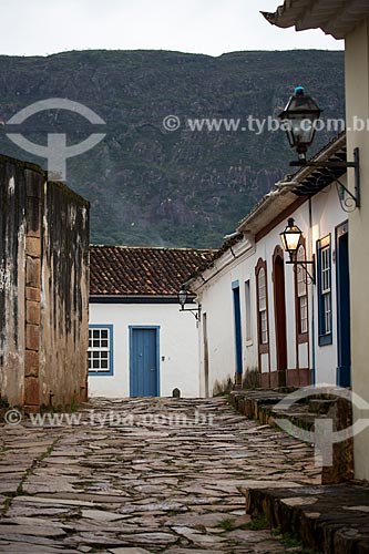  Historic house - Geraldo Resende Street with the Sao Jose Mountain Range in the background  - Tiradentes city - Minas Gerais state (MG) - Brazil