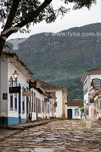  Historic houses - Direita Street with the Sao Jose Mountain Range in the background  - Tiradentes city - Minas Gerais state (MG) - Brazil