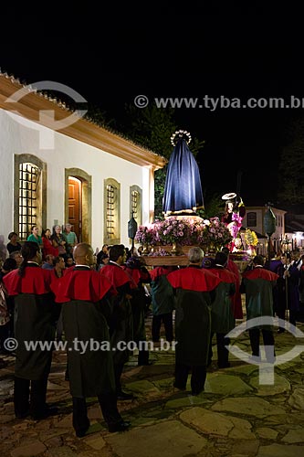  Procession of the meeting between the images of Jesus Christ and Our Lady - during the Bom Jesus dos Passos celebrations - with the Santana Museum to the right  - Tiradentes city - Minas Gerais state (MG) - Brazil