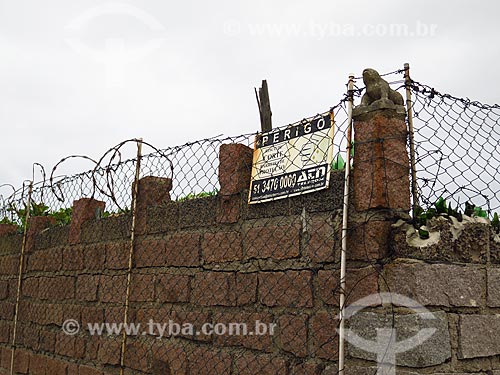  Wall with barbed wire fence  - Cidreira city - Rio Grande do Sul state (RS) - Brazil