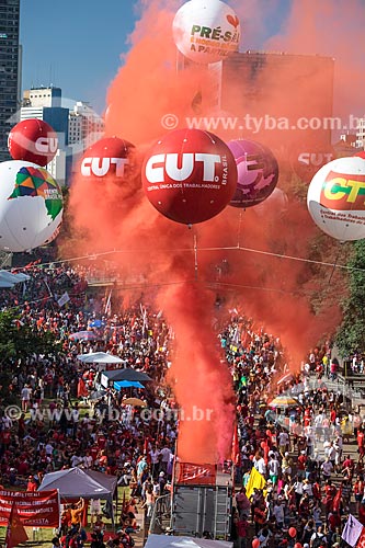  Manifestation in favor of President Dilma Rousseff during the voting on the admissibility of impeachment in the Chamber of Deputies  - Sao Paulo city - Sao Paulo state (SP) - Brazil