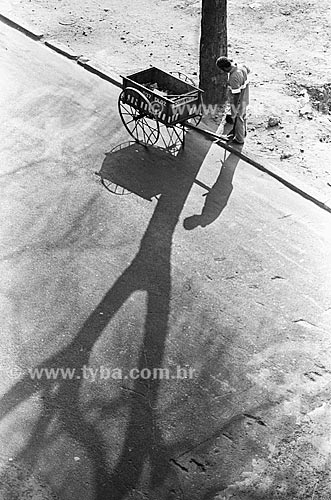  Street sweeper cleaing street  - Rio de Janeiro city - Rio de Janeiro state (RJ) - Brazil