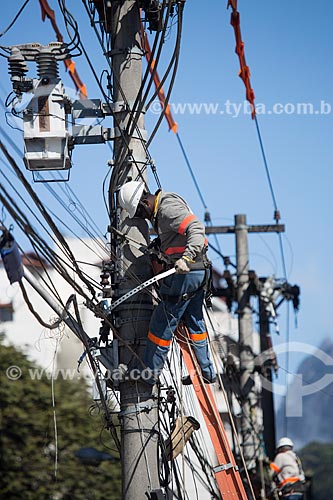  Labourer of Ampla Energy and Services S.A - power transmission services concessionaire - repairing the power grid  - Teresopolis city - Rio de Janeiro state (RJ) - Brazil