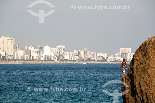  Bather jumping in the sea from stones - Vidigal Beach  - Rio de Janeiro city - Rio de Janeiro state (RJ) - Brazil