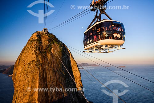  Cable car making the crossing between the Urca Mountain and Sugar Loaf  - Rio de Janeiro city - Rio de Janeiro state (RJ) - Brazil