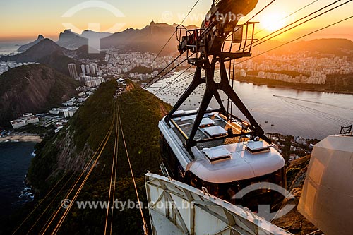  Cable car making the crossing between the Urca Mountain and Sugar Loaf  - Rio de Janeiro city - Rio de Janeiro state (RJ) - Brazil