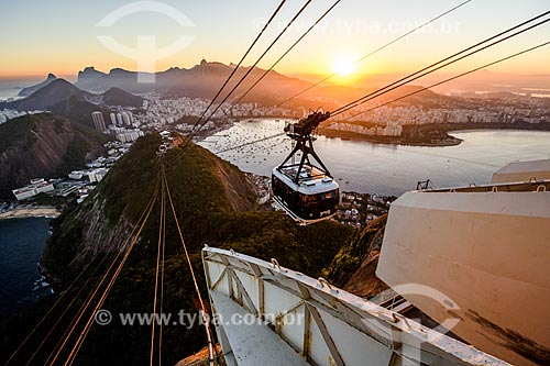  Cable car making the crossing between the Urca Mountain and Sugar Loaf  - Rio de Janeiro city - Rio de Janeiro state (RJ) - Brazil
