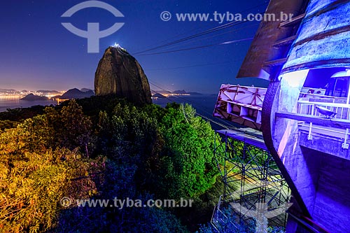  Cable car making the crossing between the Urca Mountain and Sugar Loaf  - Rio de Janeiro city - Rio de Janeiro state (RJ) - Brazil