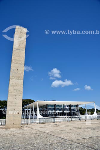  Sculpture Pombal with Federal Supreme Court - headquarters of the Judiciary in the background  - Brasilia city - Distrito Federal (Federal District) (DF) - Brazil