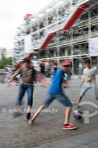  Boys playing soccer - Place Georges Pompidou (Georges Pompidou Square) with the Modern Art Museum of Paris (1977) - located at the National Center of Art and Culture Georges Pompidou - in the background  - Paris - Paris department - France