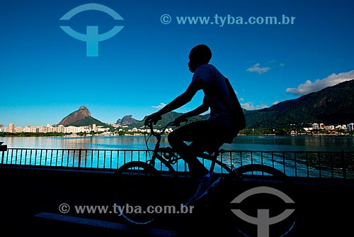  Cyclist - Rodrigo de Freitas Lagoon with Morro Dois Irmaos (Two Brothers Mountain) and the Rock of Gavea  - Rio de Janeiro city - Rio de Janeiro state (RJ) - Brazil