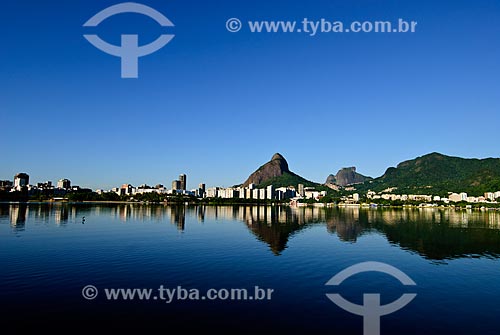  General view of the waterfront of Rodrigo de Freitas Lagoon with Morro Dois Irmaos (Two Brothers Mountain) and the Rock of Gavea in the background  - Rio de Janeiro city - Rio de Janeiro state (RJ) - Brazil