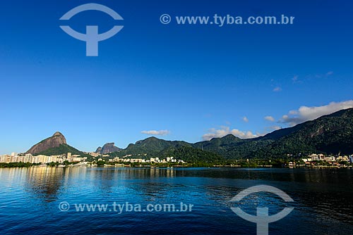 General view of the waterfront of Rodrigo de Freitas Lagoon with Morro Dois Irmaos (Two Brothers Mountain) and the Rock of Gavea in the background  - Rio de Janeiro city - Rio de Janeiro state (RJ) - Brazil