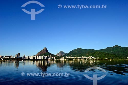  General view of the waterfront of Rodrigo de Freitas Lagoon with Morro Dois Irmaos (Two Brothers Mountain) and the Rock of Gavea in the background  - Rio de Janeiro city - Rio de Janeiro state (RJ) - Brazil