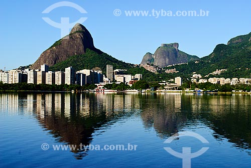  General view of the waterfront of Rodrigo de Freitas Lagoon with Morro Dois Irmaos (Two Brothers Mountain) and the Rock of Gavea in the background  - Rio de Janeiro city - Rio de Janeiro state (RJ) - Brazil