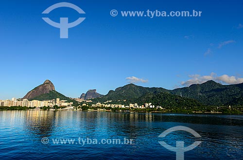  General view of the waterfront of Rodrigo de Freitas Lagoon with Morro Dois Irmaos (Two Brothers Mountain) and the Rock of Gavea in the background  - Rio de Janeiro city - Rio de Janeiro state (RJ) - Brazil