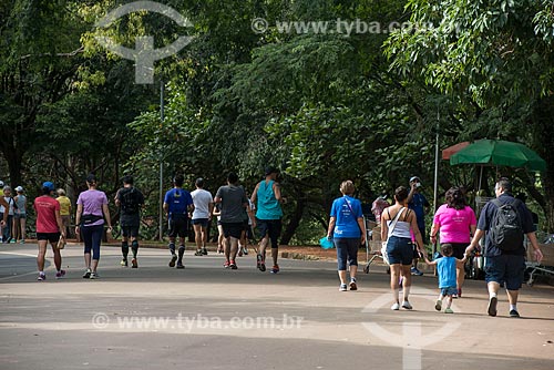  People walking - Ibirapuera Park  - Sao Paulo city - Sao Paulo state (SP) - Brazil
