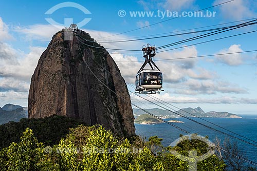  Cable car making the crossing between the Urca Mountain and Sugar Loaf  - Rio de Janeiro city - Rio de Janeiro state (RJ) - Brazil