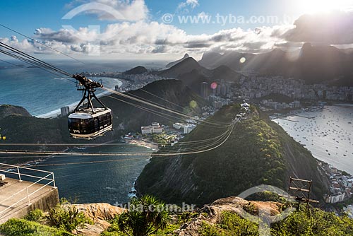  Cable car of Sugar Loaf making the crossing between the Urca Mountain and Sugar Loaf during sunset  - Rio de Janeiro city - Rio de Janeiro state (RJ) - Brazil