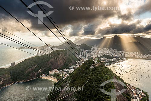  Cable car of Sugar Loaf making the crossing between the Urca Mountain and Sugar Loaf during sunset  - Rio de Janeiro city - Rio de Janeiro state (RJ) - Brazil