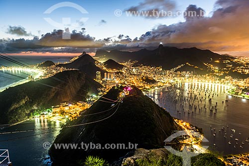 Cable car of Sugar Loaf making the crossing between the Urca Mountain and Sugar Loaf during sunset  - Rio de Janeiro city - Rio de Janeiro state (RJ) - Brazil
