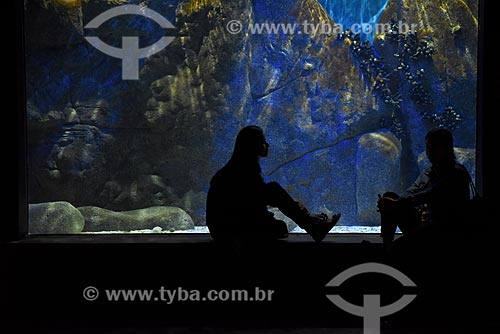  Visitors inside of AquaRio - marine aquarium of the city of Rio de Janeiro  - Rio de Janeiro city - Rio de Janeiro state (RJ) - Brazil