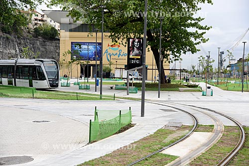  Light rail transit with the AquaRio - marine aquarium of the city of Rio de Janeiro - in the background  - Rio de Janeiro city - Rio de Janeiro state (RJ) - Brazil