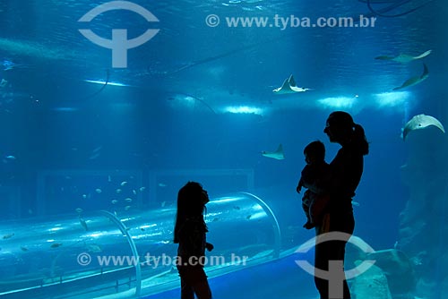  Visitors inside of AquaRio - marine aquarium of the city of Rio de Janeiro  - Rio de Janeiro city - Rio de Janeiro state (RJ) - Brazil