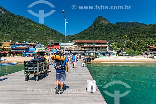  Tourists arriving on Vila do Abraao (Abraao Village)  - Angra dos Reis city - Rio de Janeiro state (RJ) - Brazil