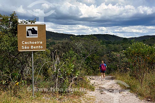  Tourist on the trail that leads to Sao Bento Waterfall - Chapada dos Veadeiros National Park  - Alto Paraiso de Goias city - Goias state (GO) - Brazil