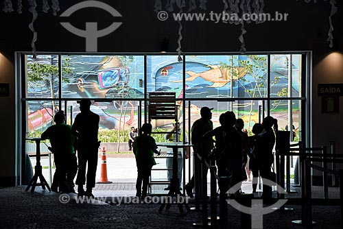  People on AquaRio - marine aquarium of the city of Rio de Janeiro  - Rio de Janeiro city - Rio de Janeiro state (RJ) - Brazil