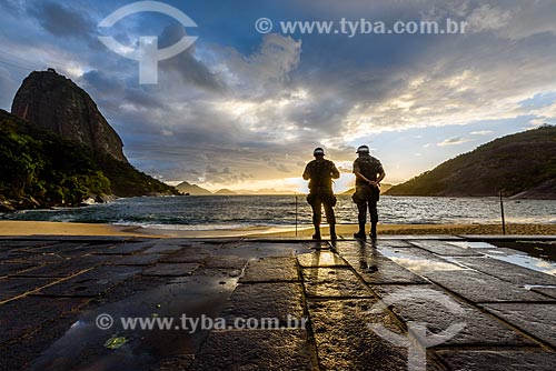  Photographer during the dawn - Vermelha Beach (Red Beach) with the Sugar Loaf in the background  - Rio de Janeiro city - Rio de Janeiro state (RJ) - Brazil