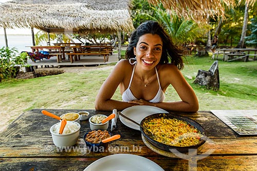  Woman - restaurant of Morere Beach  - Cairu city - Bahia state (BA) - Brazil