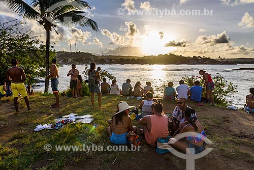  People observing the sunset - Tip of Xareu  - Itacare city - Bahia state (BA) - Brazil