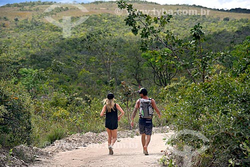  Tourists on the trail that leads to Almecegas II Waterfall - Chapada dos Veadeiros National Park  - Alto Paraiso de Goias city - Goias state (GO) - Brazil