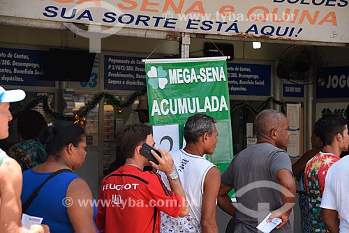  Queue opposite to lottery retailers  - Rio de Janeiro city - Rio de Janeiro state (RJ) - Brazil