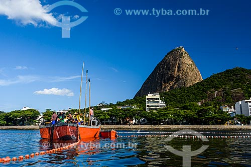  Fishermen - Guanabara Bay with the Sugar Loaf in the background  - Rio de Janeiro city - Rio de Janeiro state (RJ) - Brazil