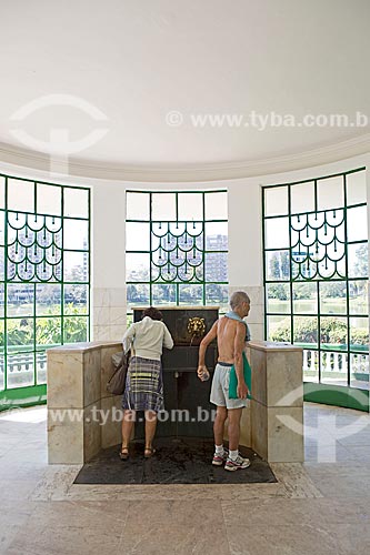  Tourists - Vichy Fountain - Aguas de Sao Lourenço Park  - Sao Lourenco city - Minas Gerais state (MG) - Brazil