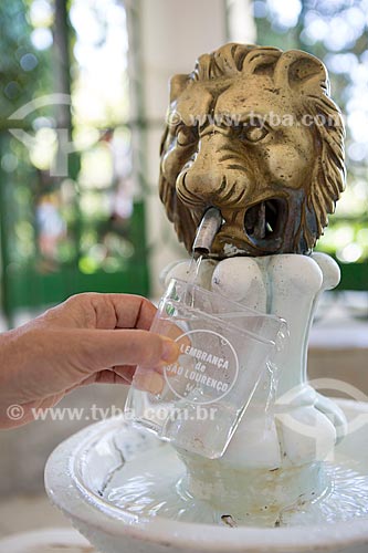  Detail of tourist collecting water - Andrade Figueira Fountain - carbogasose, fluoridated and lignite mineral water - Aguas de Sao Lourenço Park  - Sao Lourenco city - Minas Gerais state (MG) - Brazil