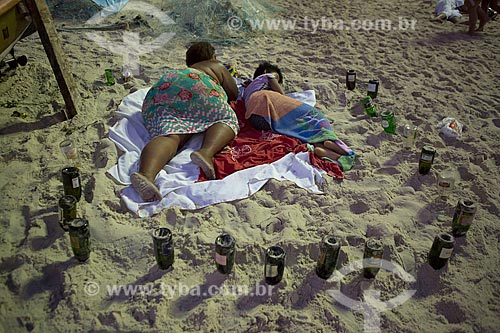  People sleeping in Copacabana Beach sand - post 6 - after the Reveillon party  - Rio de Janeiro city - Rio de Janeiro state (RJ) - Brazil