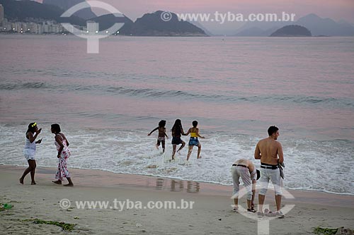  Celebration of people during the dawn of Copacabana Beach - post 6 - after the Reveillon party  - Rio de Janeiro city - Rio de Janeiro state (RJ) - Brazil