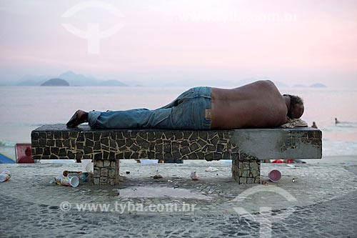  Homeless sleeping - seat of the Copacabana Beach  - Rio de Janeiro city - Rio de Janeiro state (RJ) - Brazil